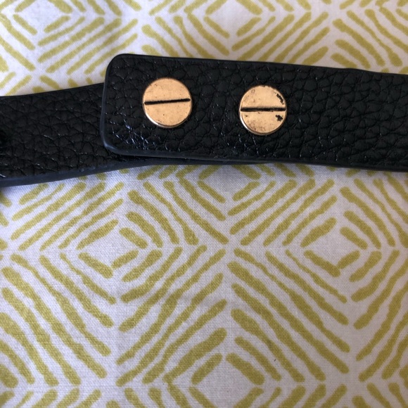 Gold metal choker with leather button closure - Picture 3 of 4